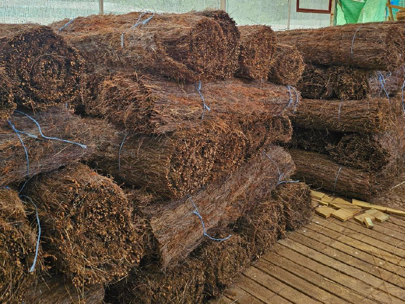 Rollos de brezo natural cosidos con alambre galvanizado, ideales para separación de ambientes, techos y cubiertas, disponibles en 1m, 1,5m y 2m de altura por 3m de largo - Naturajunco