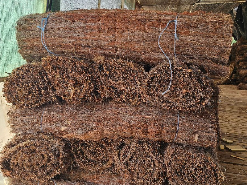 Rollos de brezo natural cosidos con alambre galvanizado, ideales para separación de ambientes, techos y cubiertas, disponibles en 1m, 1,5m y 2m de altura por 3m de largo - Naturajunco