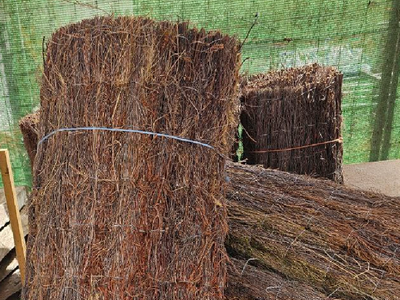 Rollos de brezo natural cosidos con alambre galvanizado, ideales para separación de ambientes, techos y cubiertas, disponibles en 1m, 1,5m y 2m de altura por 3m de largo - Naturajunco