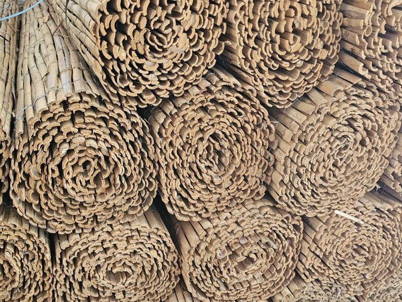 Rollos de cañizo partido natural para decoración, separación de ambientes y cubiertas básicas, disponibles en 1m, 1,5m y 2m de altura por 5m de largo - Naturajunco