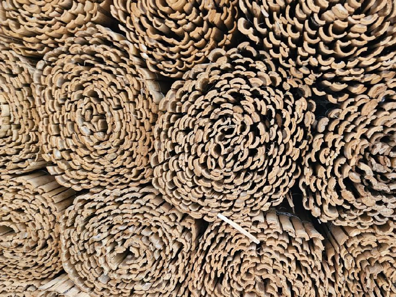 Rollos de cañizo partido natural para decoración, separación de ambientes y cubiertas básicas, disponibles en 1m, 1,5m y 2m de altura por 5m de largo - Naturajunco