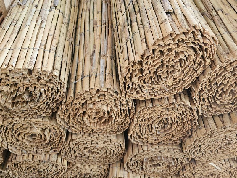 Rollos de cañizo partido natural para decoración, separación de ambientes y cubiertas básicas, disponibles en 1m, 1,5m y 2m de altura por 5m de largo - Naturajunco