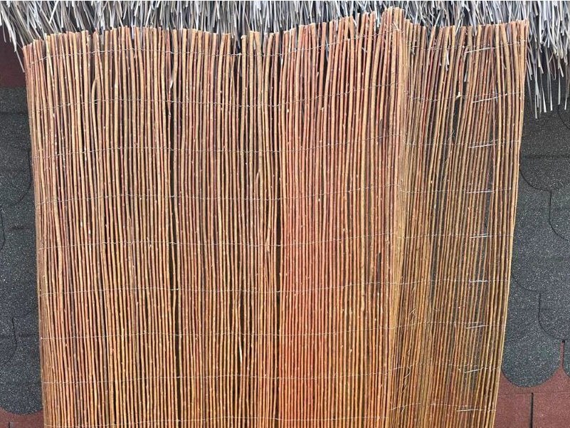 Rollos de mimbre nacional rojizo natural para vallados y cerramientos, disponibles en alturas de 1,80 m y 2 m por 5 m de largo - Naturajunco