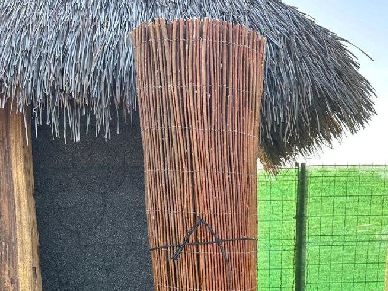 Rollos de mimbre nacional rojizo natural para vallados y cerramientos, disponibles en alturas de 1,80 m y 2 m por 5 m de largo - Naturajunco