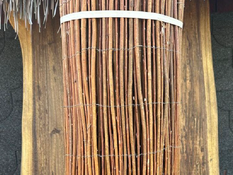 Rollos de mimbre nacional rojizo natural para vallados y cerramientos, disponibles en alturas de 1,80 m y 2 m por 5 m de largo - Naturajunco