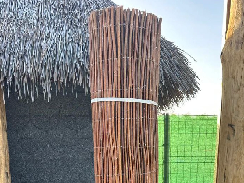 Rollos de mimbre nacional rojizo natural para vallados y cerramientos, disponibles en alturas de 1,80 m y 2 m por 5 m de largo - Naturajunco